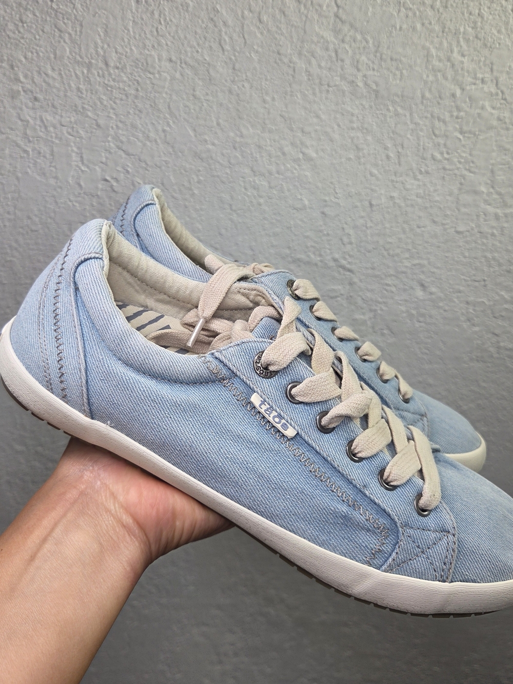 Taos Footwear Star Light Blue Denim Canvas Comfort Sneakers - Women's Size 10